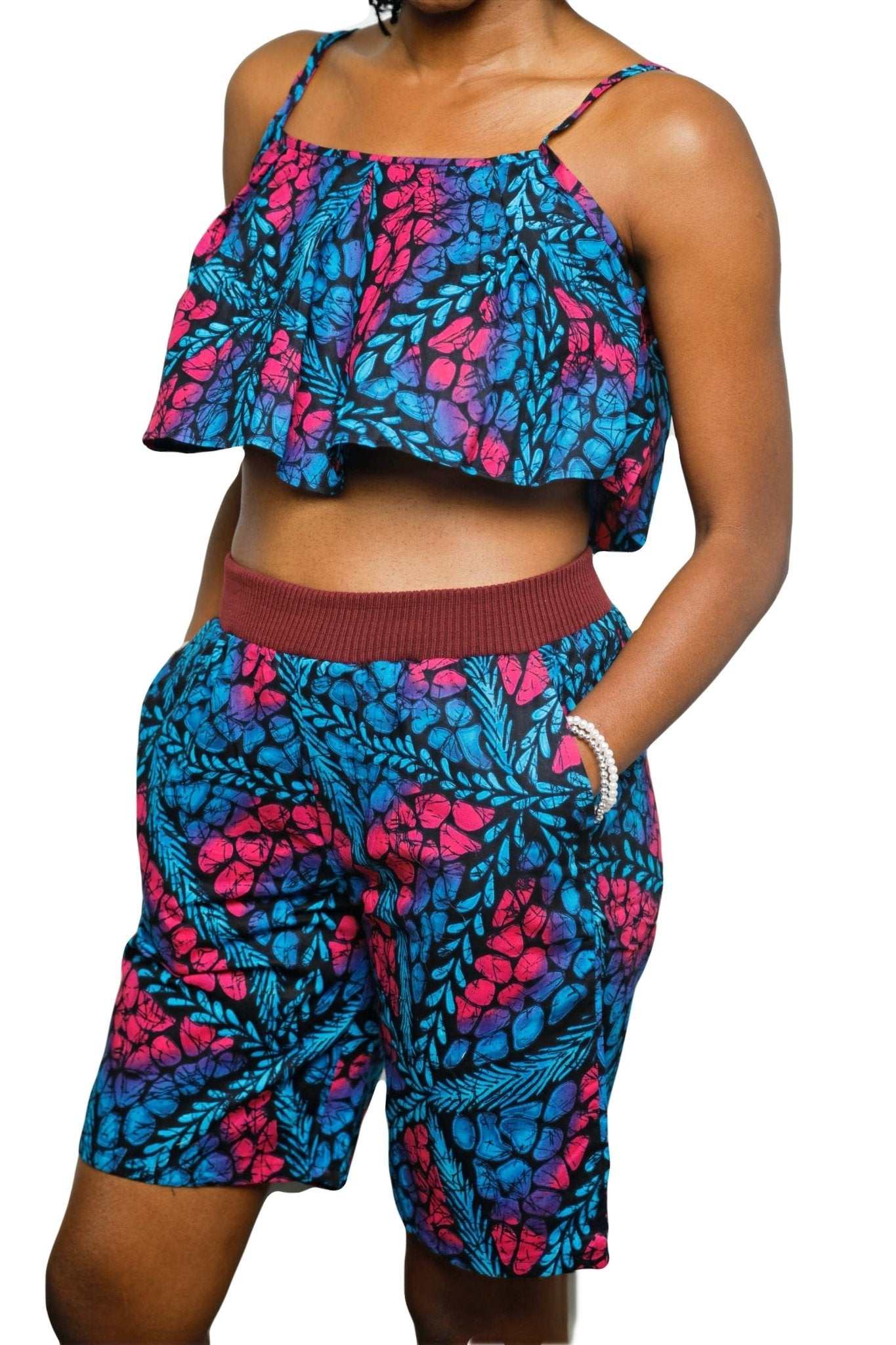 Glam Origins Ankara Crop top Tops 
Ankara 
100% cotton
Size: S (Items may run small and does not stretch due to nature of fabric)
Measurement:  S
Light lining
Vibrant Colors
Stylish
True to roots
Bes Ankara Crop top