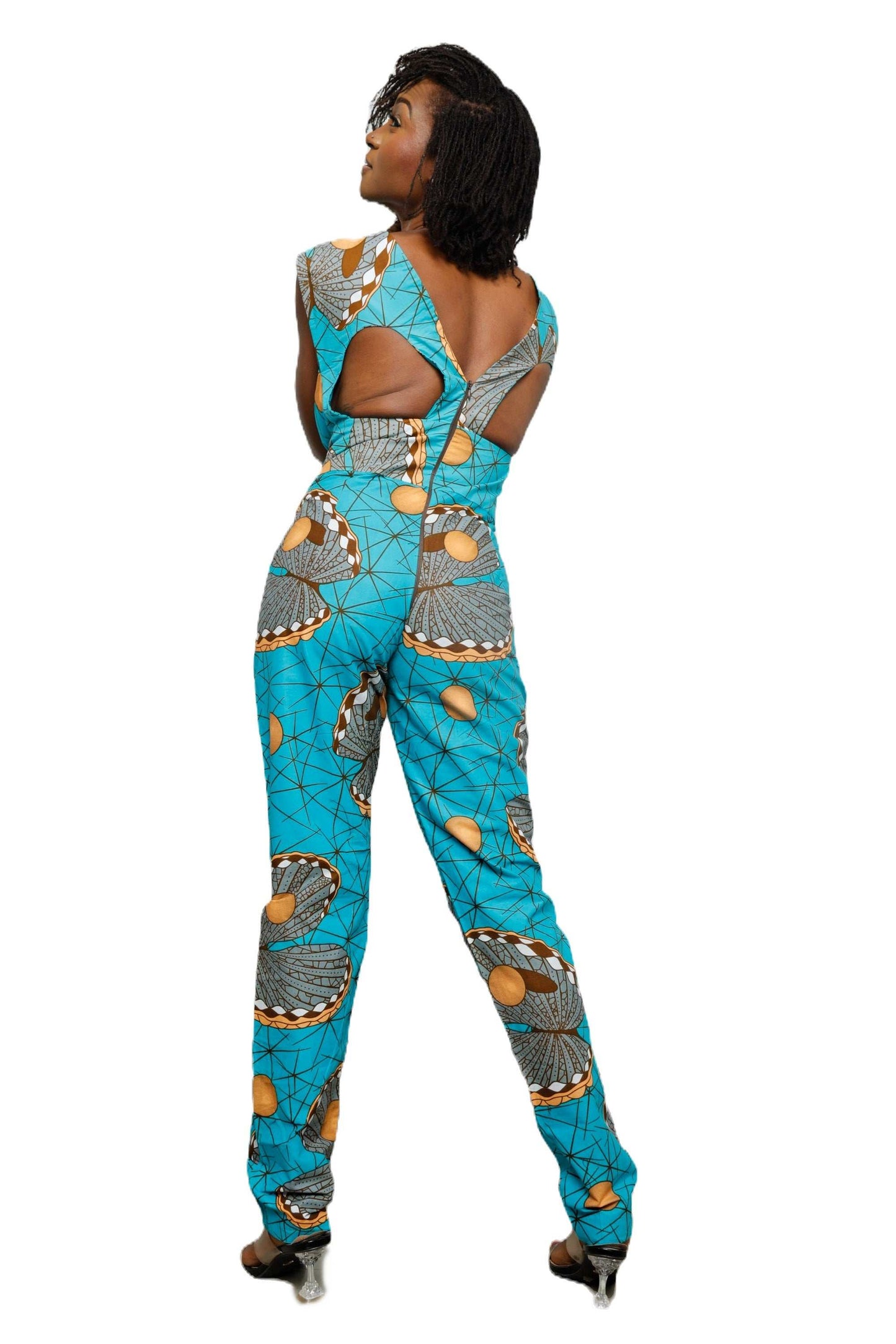 Glam Origins Manji Jumpsuit Jumpsuits 	Ankara 	100% cotton	Measurement: L	Light lining	Vibrant Colors	Stylish	True to roots	Best dry clean	Accessories not included	Made in Nigeria
 Manji Jumpsuit